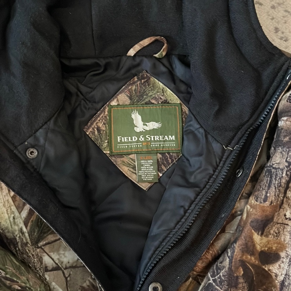 XL field and stream hooded jacket.